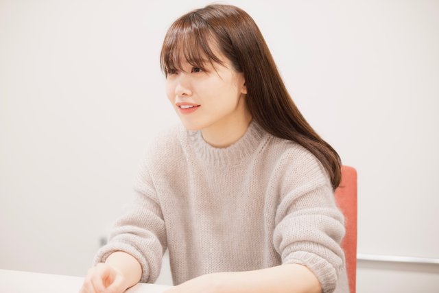 ゆうこすさん：1994年、福岡県生まれ。アイドルグループを脱退後、ニート生活を送ったのち自己プロデュースを開始。「モテクリエイター」を名乗り、株式会社KOSを創業。現在はタレント、モデル、SNSアドバイザー、インフルエンサー、YouTuberとして活躍中。Instagram、Twitter、LINE@、YouTubeなどSNSのフォロワーは150万人以上。スキンケアブランド「youange」やアパレルブランド「#amic」など数々の事業を手がける。著書に『SNSで夢を叶える ニートだった私の人生を変えた発信力の育て方』、『共感SNS 丸く尖る発信で仕事を創る』がある。